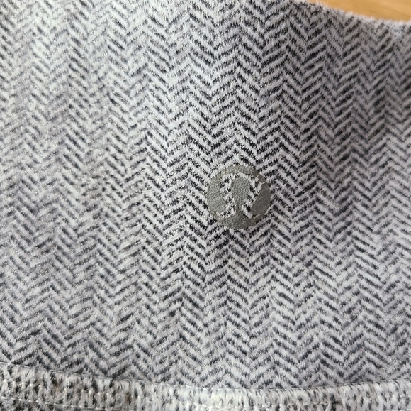 Lululemon Wunder Under Cropped Length in Herringbone White/Black - Size 6 - Picture 7 of 8